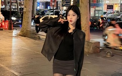 男同被六个男摁住CAO到哭